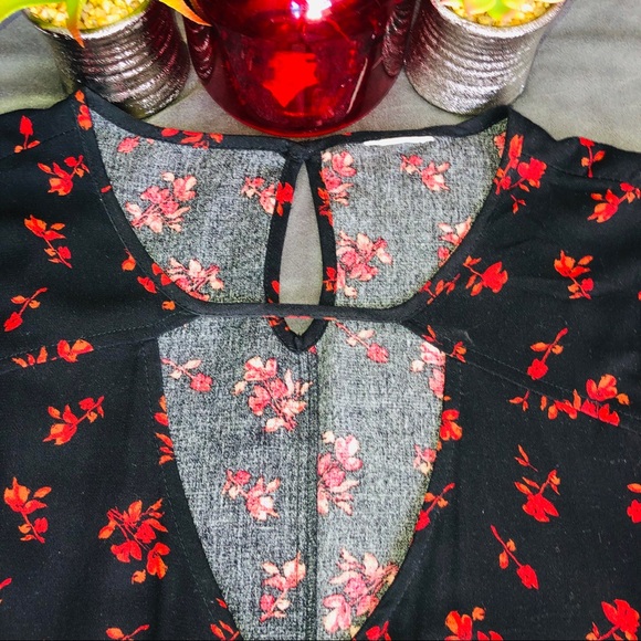 MOSSIMO - SZ L BLACK/RED TOP W/ BELL SLEEVES - Picture 3 of 6